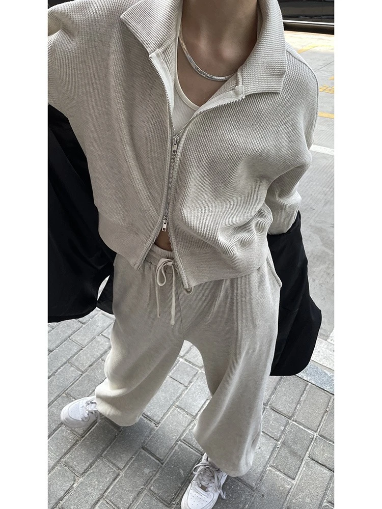 Women Chic Sports Suit Autumn Hong Kong Style Female Student Waffle Loose Gray Zipper Sweatshirt + Casual Pants Two-piece Sets
Women Chic Sports Suit Autumn Hong Kong Style Female Student Waffle Loose Gray Zipper Sweatshirt + Casual Pants Two-piece Sets