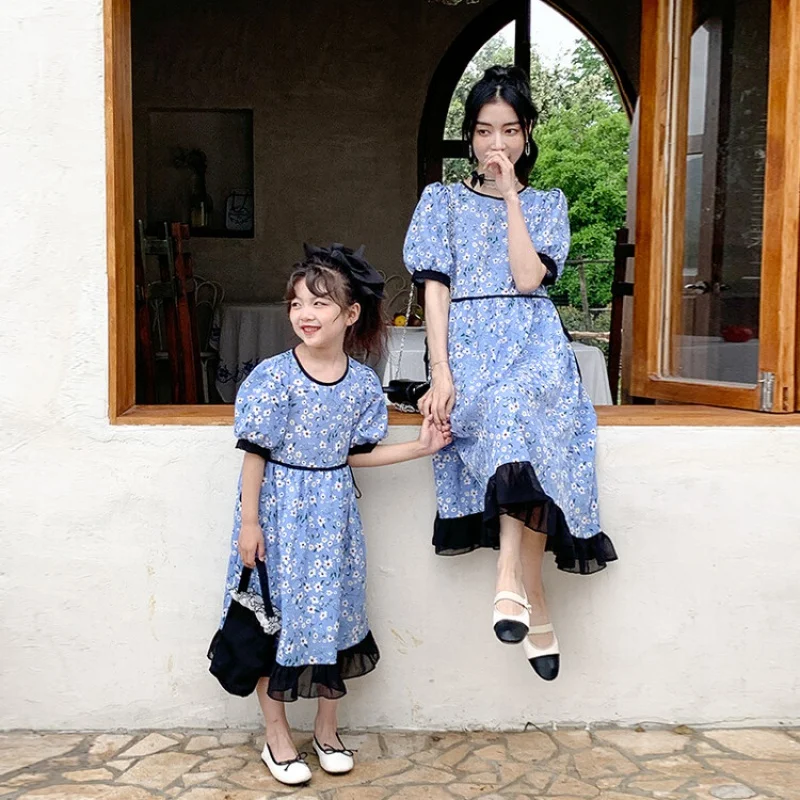 Mom and daughter dress 2023 New in Family matching clothes Summer French crewneck floral dress with puffy sleeves Kids Clothes
Mom and daughter dress 2023 New in Family matching clothes Summer French crewneck floral dress with puffy sleeves Kids Clothes