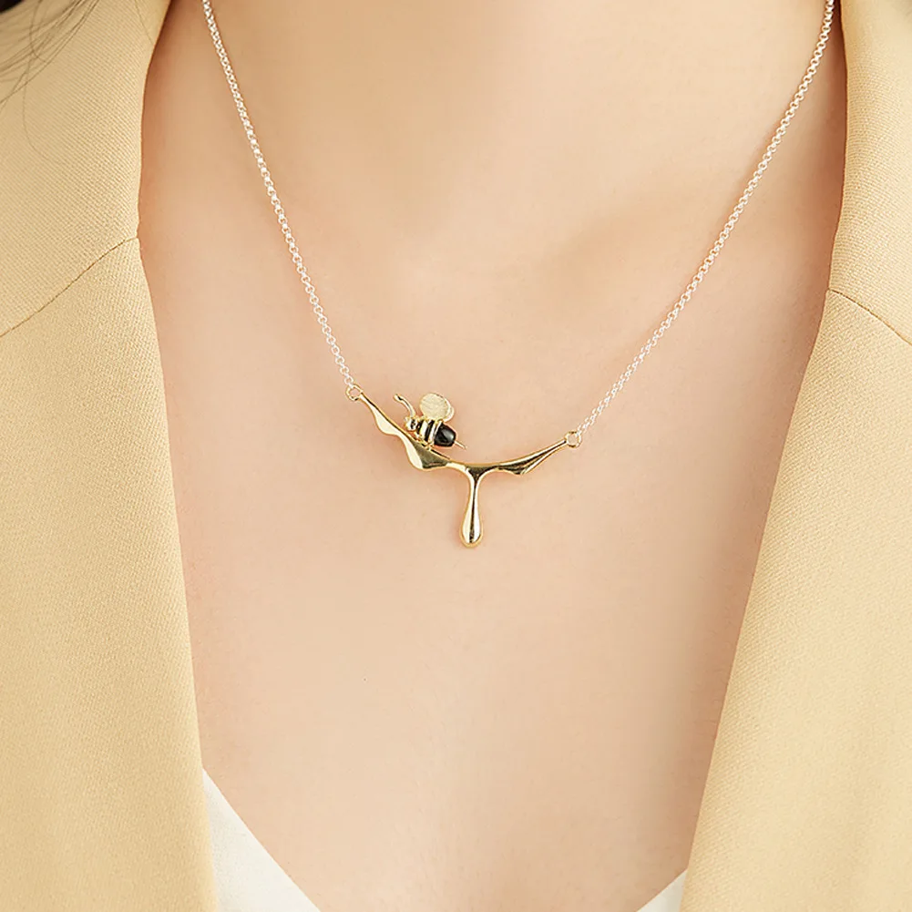 Unique Creative Design Cute Little Bee And Dripping Pendant Necklace Elegant Fashion Gift For Girlfriends And Lovers On Birthday
Unique Creative Design Cute Little Bee And Dripping Pendant Necklace Elegant Fashion Gift For Girlfriends And Lovers On Birthday