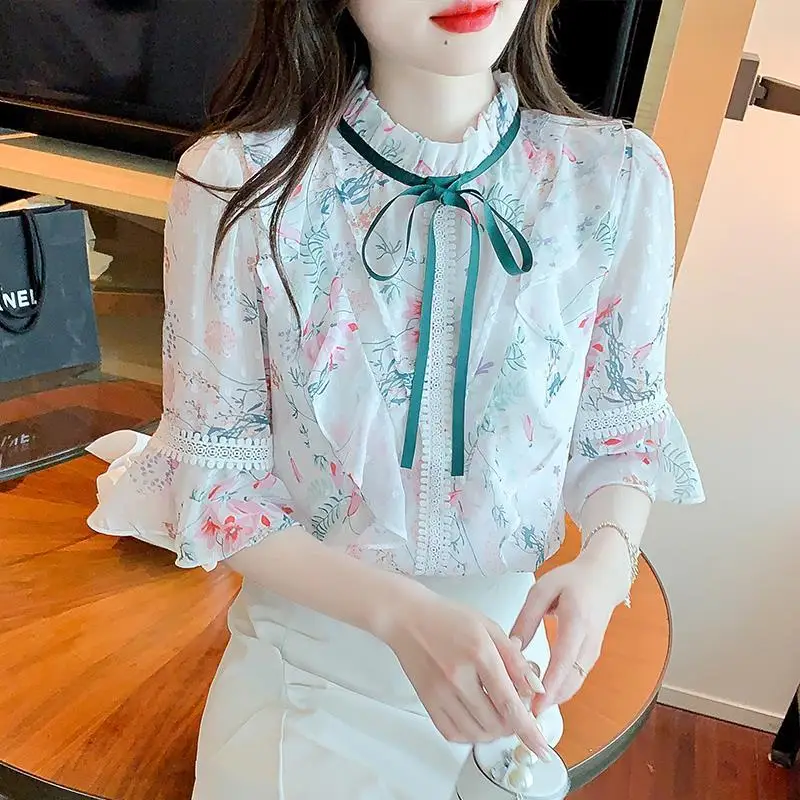 Printing top female summer floral chiffon shirt short sleeves 2022 stand -up collar foreign shirt horn sleeve women blouse
Printing top female summer floral chiffon shirt short sleeves 2022 stand -up collar foreign shirt horn sleeve women blouse
