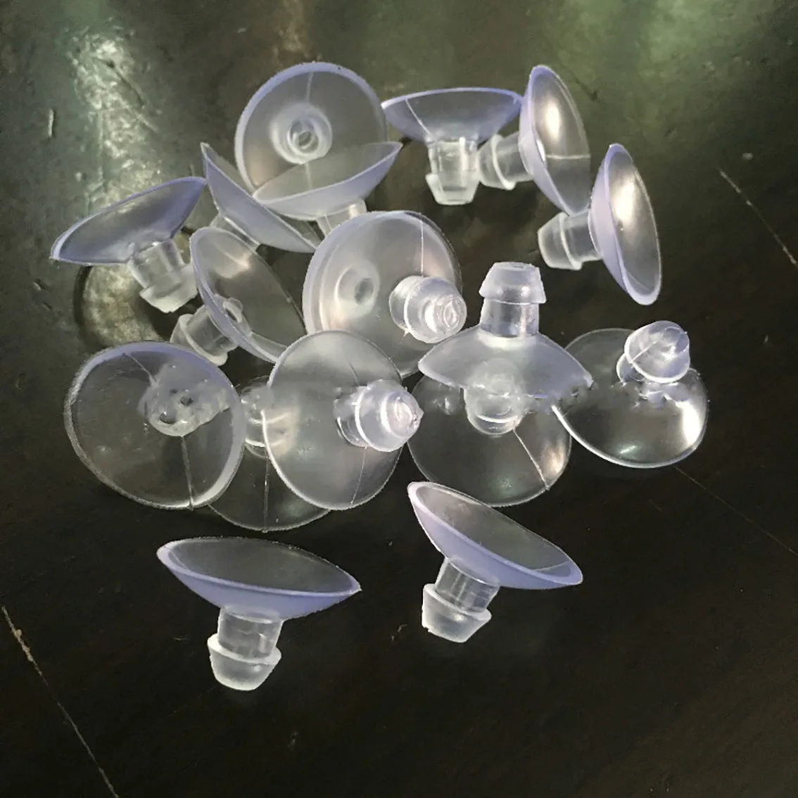 Пластиковые маленькие присоски, прозрачный мягкий коврик из ПВХ, стеклянная столешница, противоскользящая крепежная прокладка, журнальный столик, настольный поднос 
Пластиковые маленькие присоски, прозрачный мягкий коврик из ПВХ, стеклянная столешница, противоскользящая крепежная прокладка, журнальный столик, настольный поднос