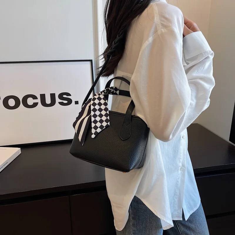 Fashion New Casual Summer Commuter Bucket Bags New Simple Temperament Hundred Ladies Pu Leather Single Shoulder Crossbody Bags
Fashion New Casual Summer Commuter Bucket Bags New Simple Temperament Hundred Ladies Pu Leather Single Shoulder Crossbody Bags