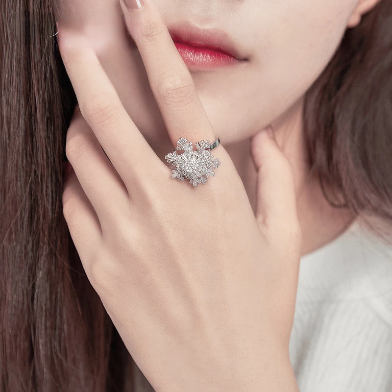 The Rotating Snowflake Ring Can Rotate The Ring Female Fashion Personality To Attend The Banquet Adjustable Index Finger Ring 
The Rotating Snowflake Ring Can Rotate The Ring Female Fashion Personality To Attend The Banquet Adjustable Index Finger Ring