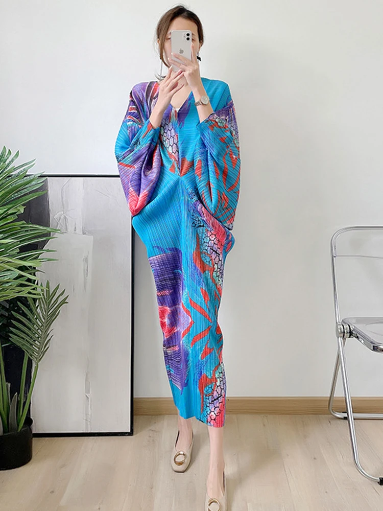 Платье женское свободное Плиссированное с рукавами «летучая мышь» и V-образным вырезом 
Платье женское свободное Плиссированное с рукавами «летучая мышь» и V-образным вырезом