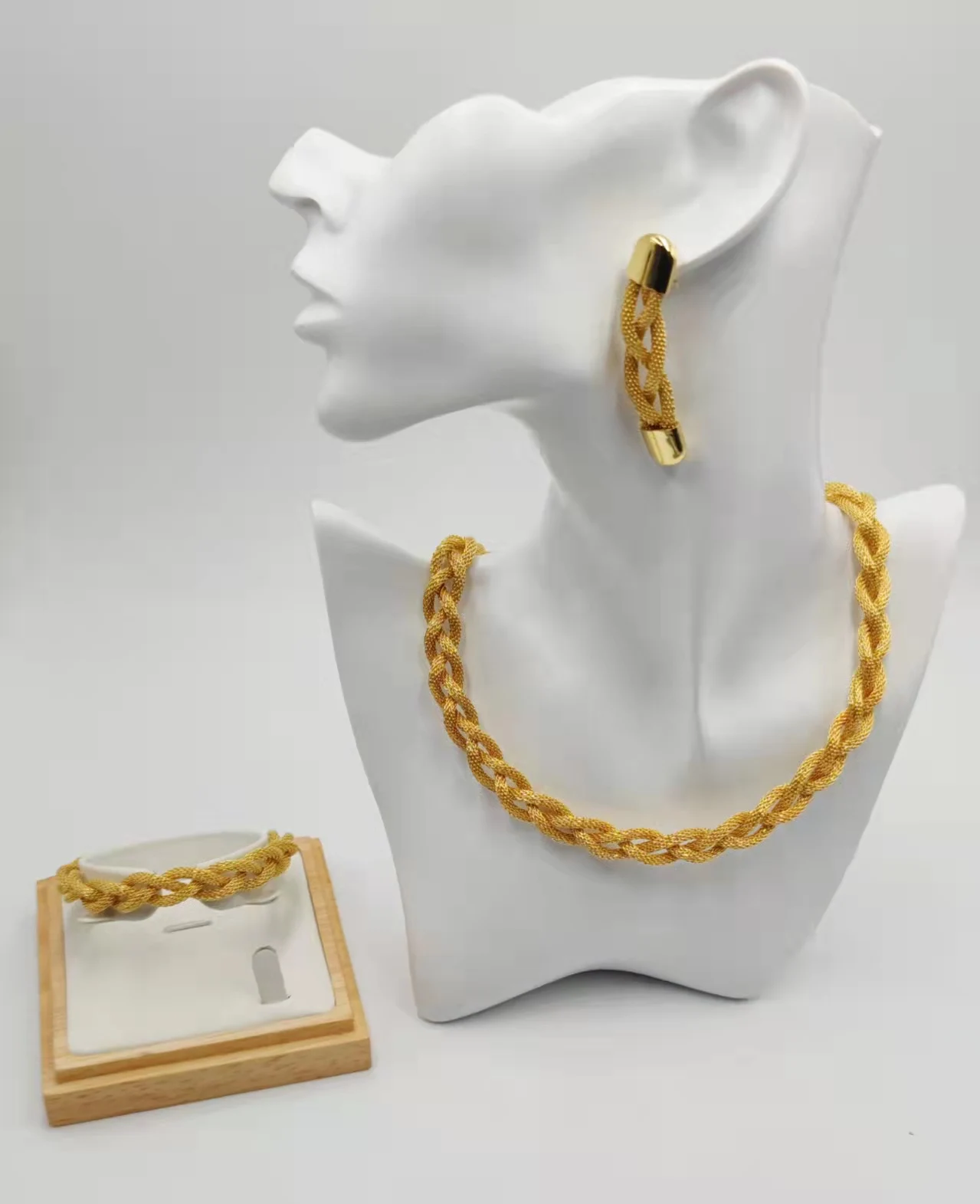 Classic Fashion Earrings Round Gold Earrings Earrings For Ladies And Girls Fashion Jewelry Accessories Wedding Party Gifts Of Th
Classic Fashion Earrings Round Gold Earrings Earrings For Ladies And Girls Fashion Jewelry Accessories Wedding Party Gifts Of Th