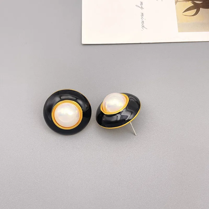 Retro Geometric Round Black Enamel Glaze Pearl Earrings For Women Light Luxury 925 Silver Needle Ear Stud Jewelry Gift Wholesale
Retro Geometric Round Black Enamel Glaze Pearl Earrings For Women Light Luxury 925 Silver Needle Ear Stud Jewelry Gift Wholesale