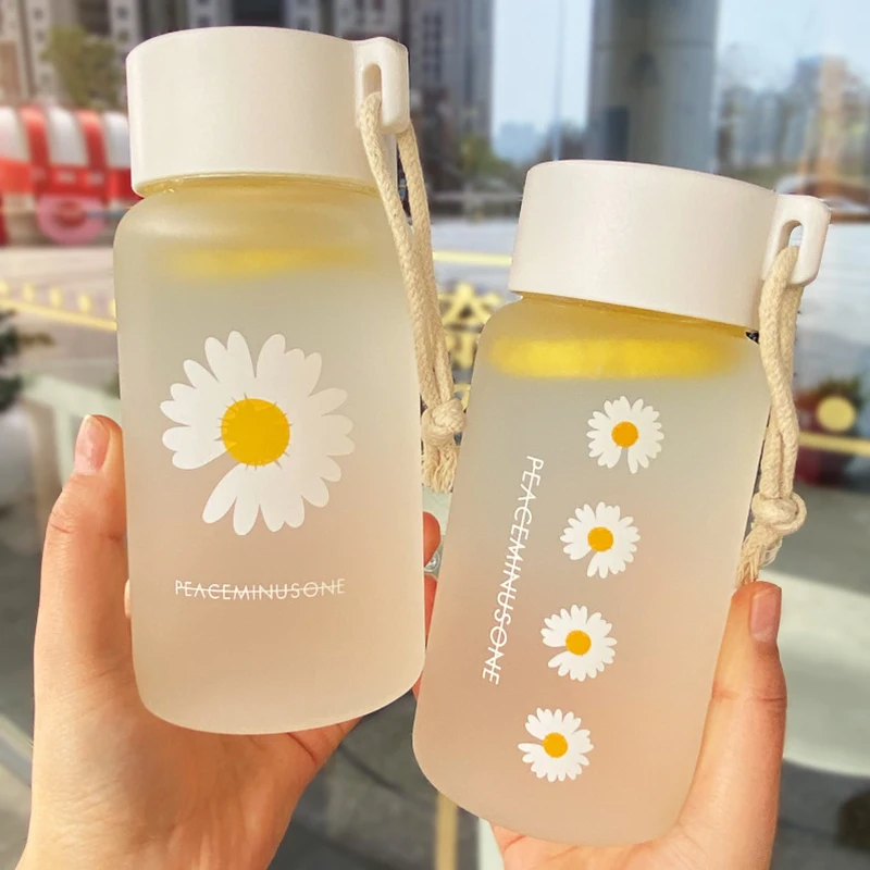 C2 500ML Small Daisy Transparent Plastic Water Bottle BPA Free Creative Frosted Water Bottle with Portable Trendy Travel Tea Cup
C2 500ML Small Daisy Transparent Plastic Water Bottle BPA Free Creative Frosted Water Bottle with Portable Trendy Travel Tea Cup