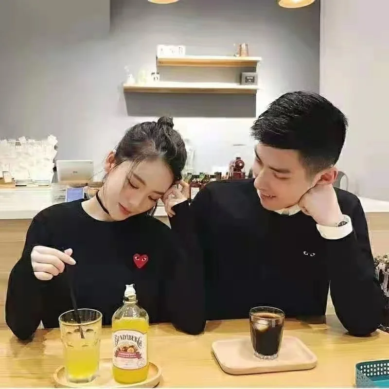 Кашемировый свитер PLAY Couple с вышивкой в виде сердца, с круглым вырезом и длинным рукавом, осенне-зимний Повседневный однотонный пуловер для пар
Кашемировый свитер PLAY Couple с вышивкой в виде сердца, с круглым вырезом и длинным рукавом, осенне-зимний Повседневный однотонный пуловер для пар