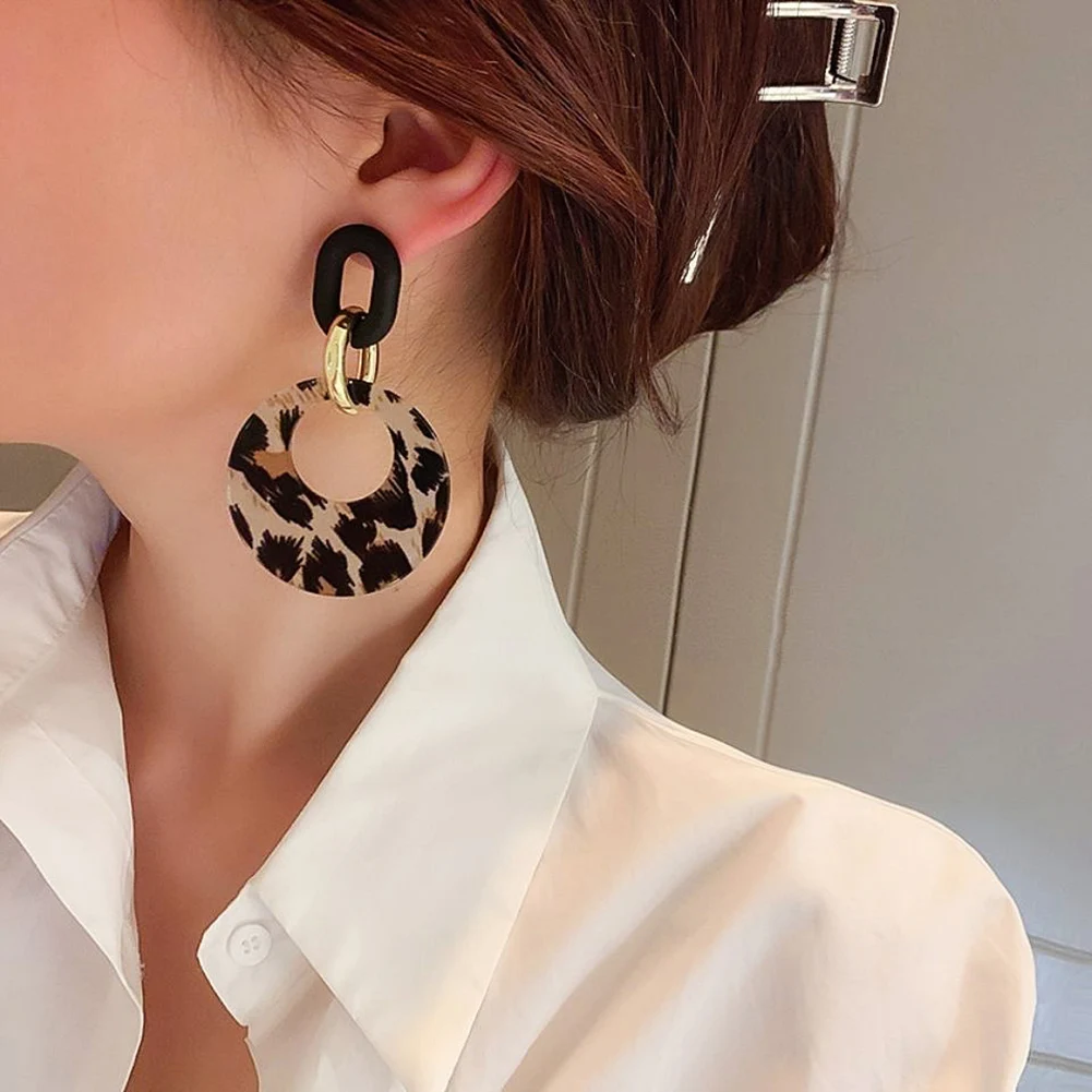 Trendy Unique Leopard Print Drop Earrings for Fashion Girl Acrylic Metal Round Pendant Dangle Earrings Leopard Snake Jewelry
Trendy Unique Leopard Print Drop Earrings for Fashion Girl Acrylic Metal Round Pendant Dangle Earrings Leopard Snake Jewelry