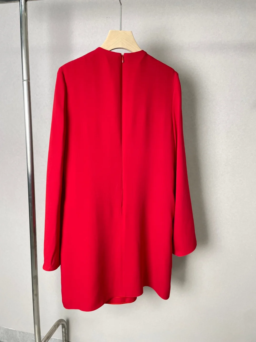 Solid Red Ivory Straight Mini Dress V-neck with Metal Chain 2022 Summer Fall New Long Flare Sleeve Top Quality Women Clothes
Solid Red Ivory Straight Mini Dress V-neck with Metal Chain 2022 Summer Fall New Long Flare Sleeve Top Quality Women Clothes