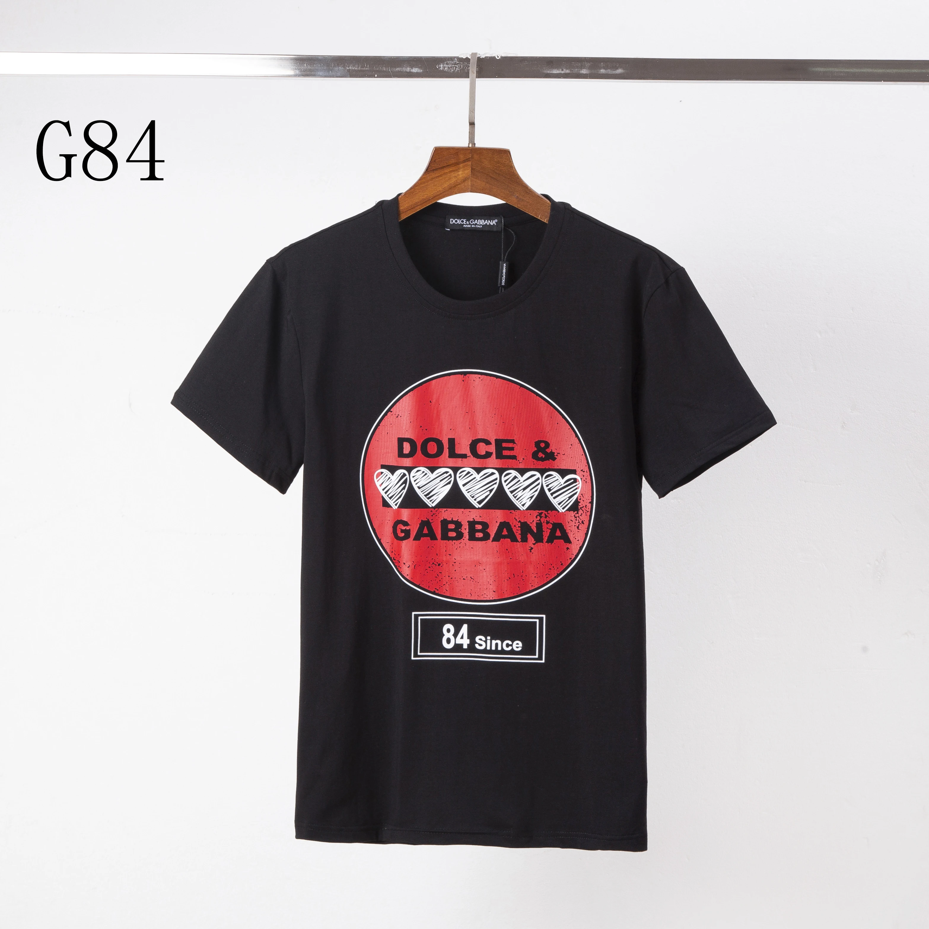 Мужские брендовые дизайнерские футболки 2022 от итальянского бренда Dolce & Gabbana с коротким рукавом и надписью Милано, мужские топы, модная верхн... 
Мужские брендовые дизайнерские футболки 2022 от итальянского бренда Dolce & Gabbana с коротким рукавом и надписью Милано, мужские топы, модная верхн...