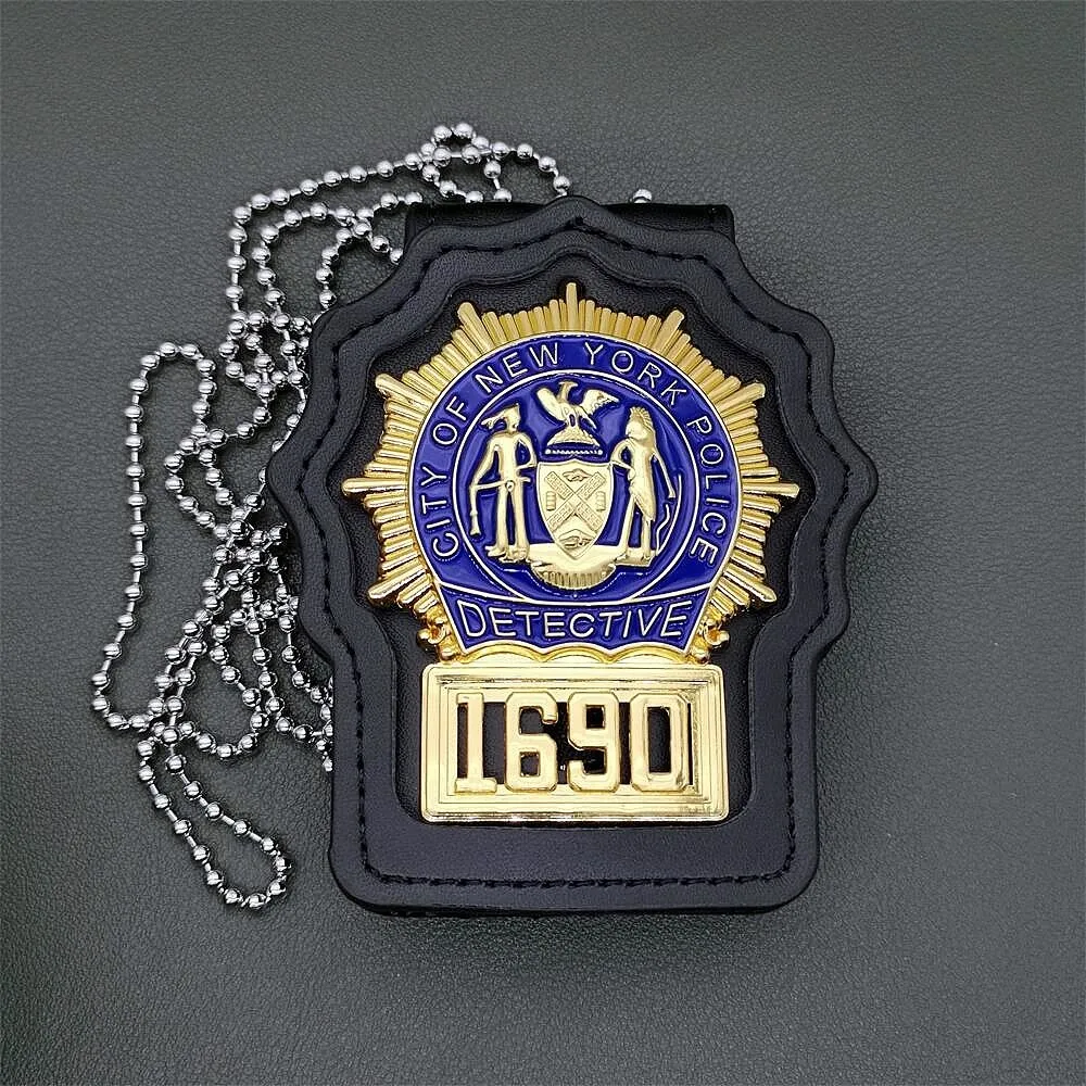 Значок детектива Нью-Йорка США NYPD серийный реквизит для фильмов 1690 полноразмерный + кожаный зажим + цепочка
Значок детектива Нью-Йорка США NYPD серийный реквизит для фильмов 1690 полноразмерный + кожаный зажим + цепочка