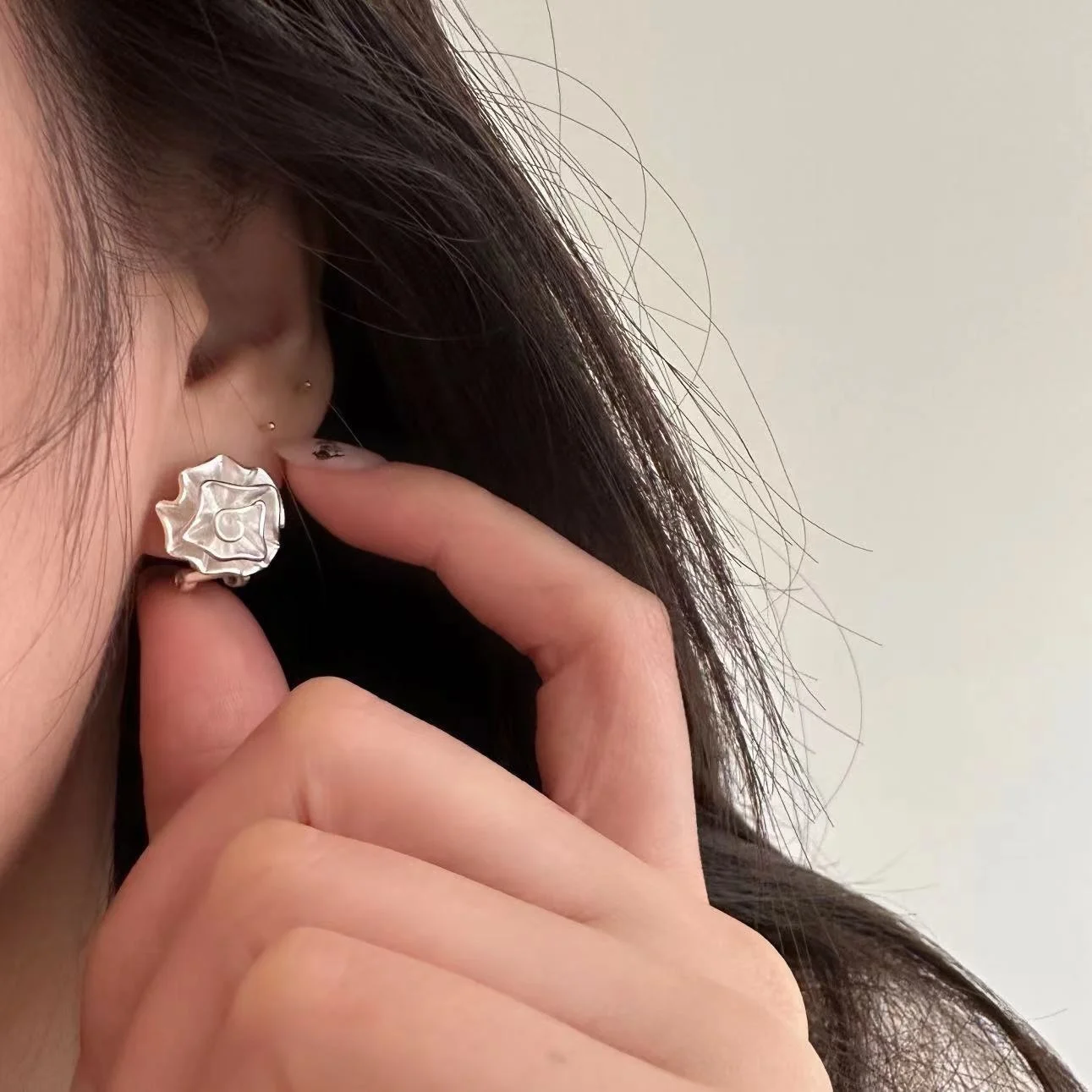 Sterling 925 Silver Rose Earrings for Women Bright Simple and Sweet Small Fresh Flower 2023 New E0735
Sterling 925 Silver Rose Earrings for Women Bright Simple and Sweet Small Fresh Flower 2023 New E0735