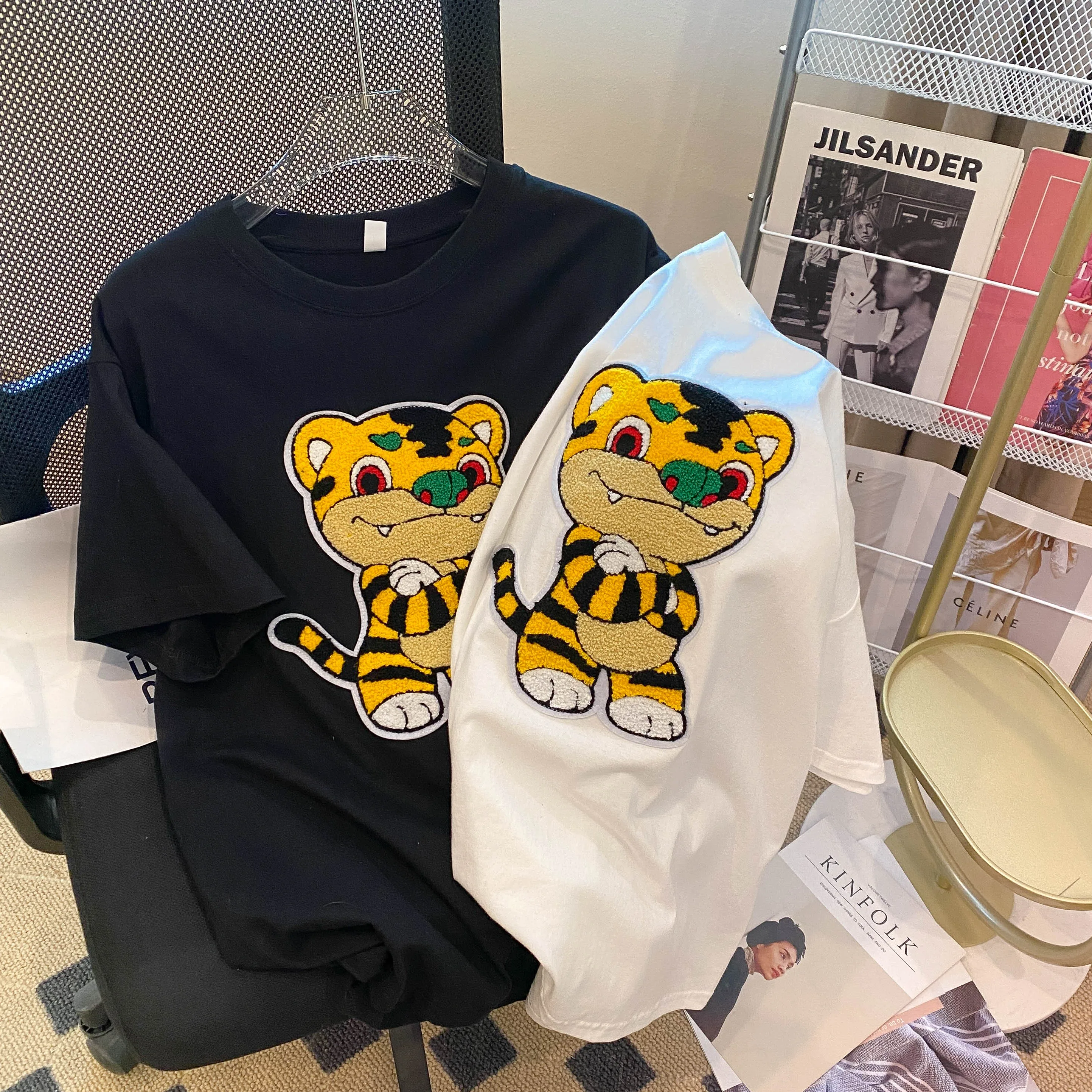 2022 Summer New Cartoon Tiger Embroidery Loose T-shirt Summer Short-sleeved Designer Top Women Oversized T Shirt Harajuku Shirt
2022 Summer New Cartoon Tiger Embroidery Loose T-shirt Summer Short-sleeved Designer Top Women Oversized T Shirt Harajuku Shirt