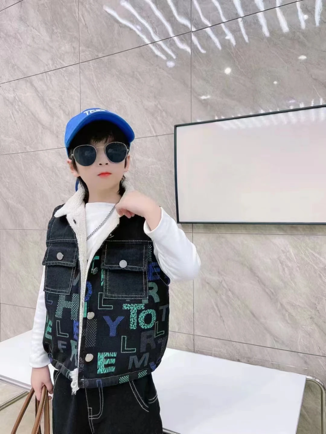 2022 Winter children's English Alphabet vest Lamb velvet boy button jacket baby pocket clothing
2022 Winter children's English Alphabet vest Lamb velvet boy button jacket baby pocket clothing