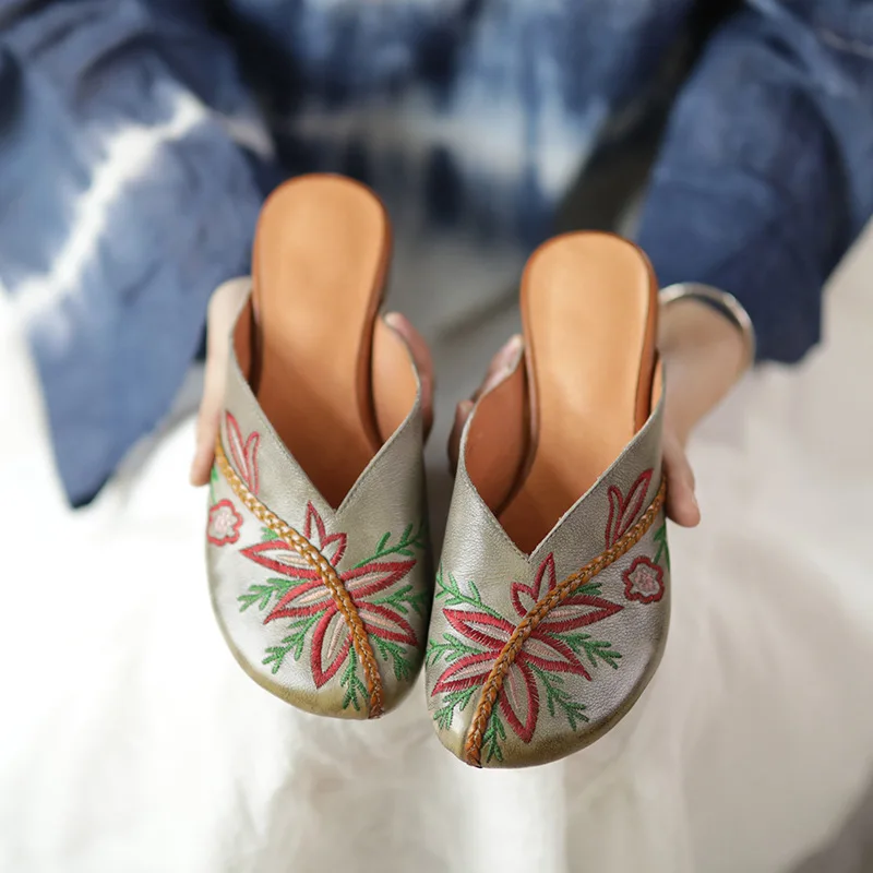Embroidered Baotou slippers women's 2022 spring and summer new outdoor wear soft retro square heels half slippers
Embroidered Baotou slippers women's 2022 spring and summer new outdoor wear soft retro square heels half slippers