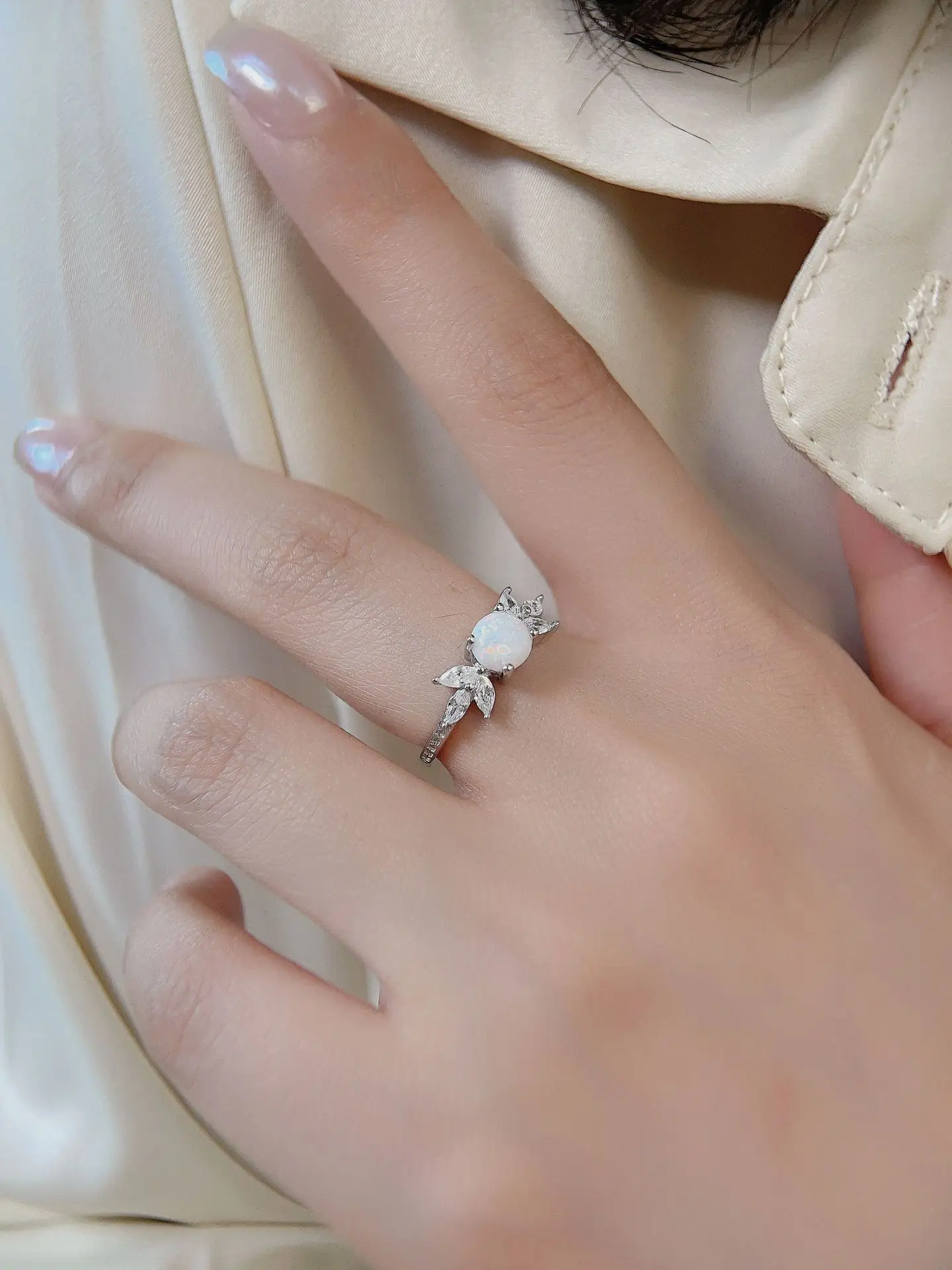 Hot selling jewelry in Europe and America, elegant and high-end feeling, Australian treasure ring with diamond and gemstone ring
Hot selling jewelry in Europe and America, elegant and high-end feeling, Australian treasure ring with diamond and gemstone ring