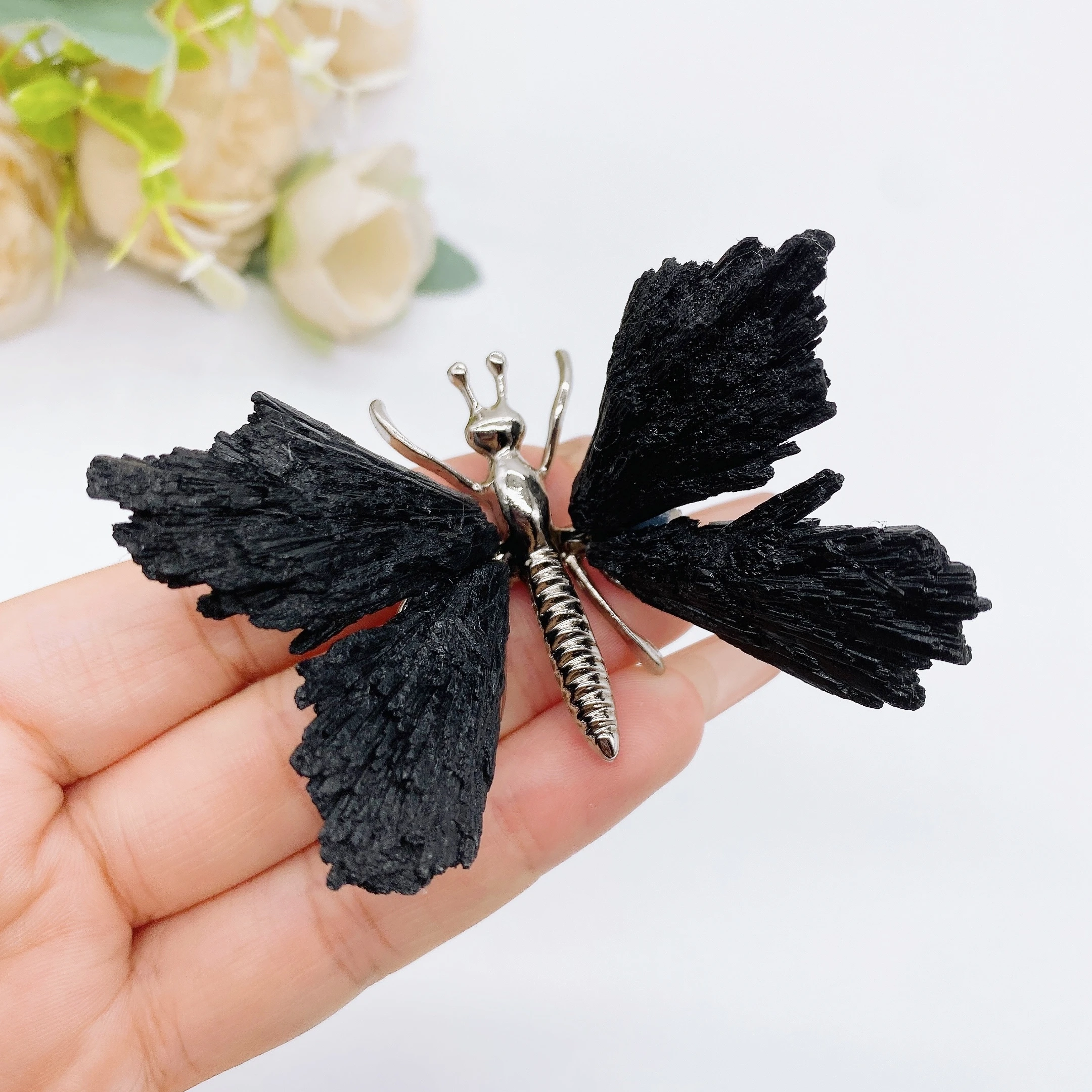 Черная бабочка из турмалина
Черная бабочка из турмалина