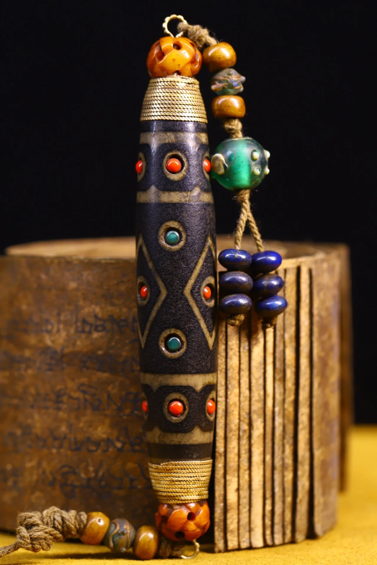 5" Tibetan Temple Collection Old natural agate mosaic Gem Dzi Beads Amulet pendant nine eyeballs Buddhist utensils Town house 
5" Tibetan Temple Collection Old natural agate mosaic Gem Dzi Beads Amulet pendant nine eyeballs Buddhist utensils Town house