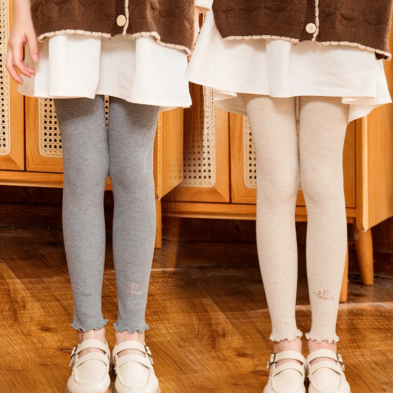 Girls spring and autumn thin section solid color striped glittering English alphabet fungus edge nine-point pants
Girls spring and autumn thin section solid color striped glittering English alphabet fungus edge nine-point pants