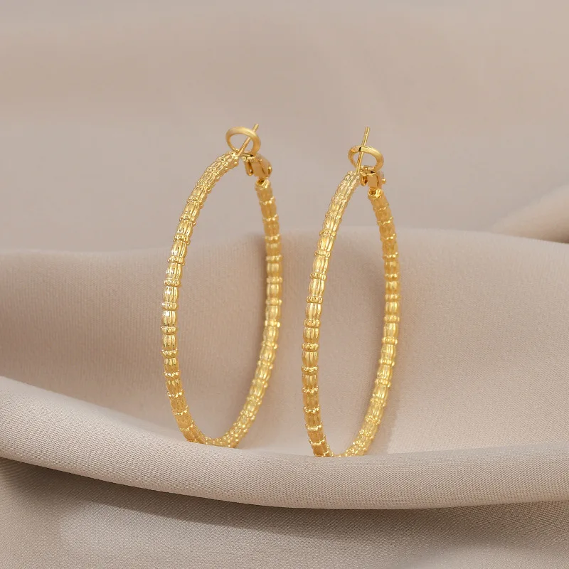 Hot selling stars the same style of exaggerated hip hop advanced sense of large hoop metal earrings 
Hot selling stars the same style of exaggerated hip hop advanced sense of large hoop metal earrings