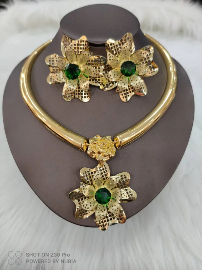 Dubai Women's Gold Color Jewelry Set African Big Flower Shaped Necklace Earrings Bracelet Ring Set For Wedding Party Gift
Dubai Women's Gold Color Jewelry Set African Big Flower Shaped Necklace Earrings Bracelet Ring Set For Wedding Party Gift