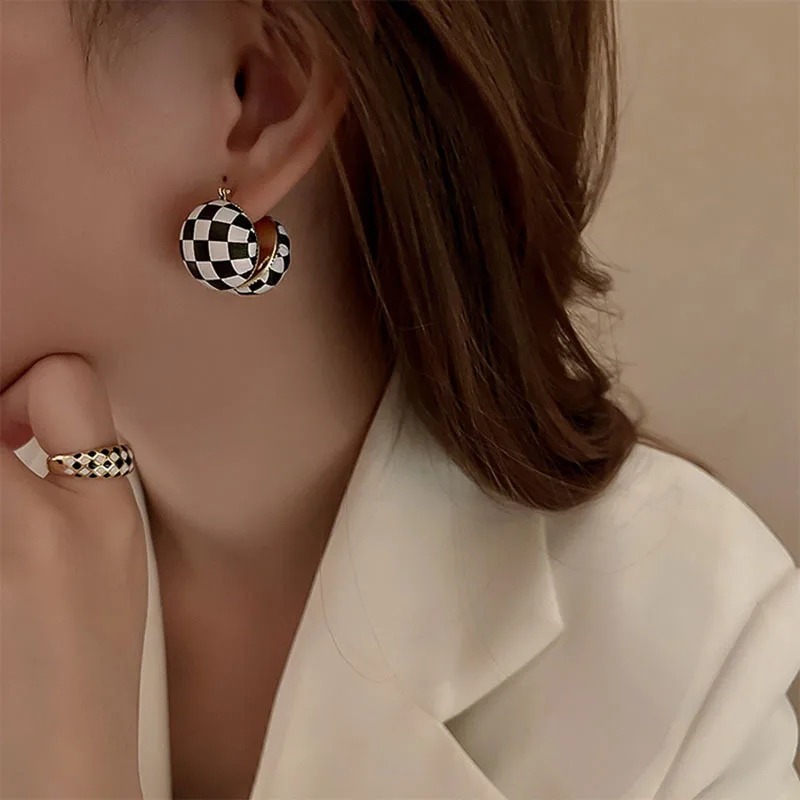 New Ladies Black and White Checkered Spherical Personality Earrings European and American Fashion Trend Earrings Earrings
New Ladies Black and White Checkered Spherical Personality Earrings European and American Fashion Trend Earrings Earrings