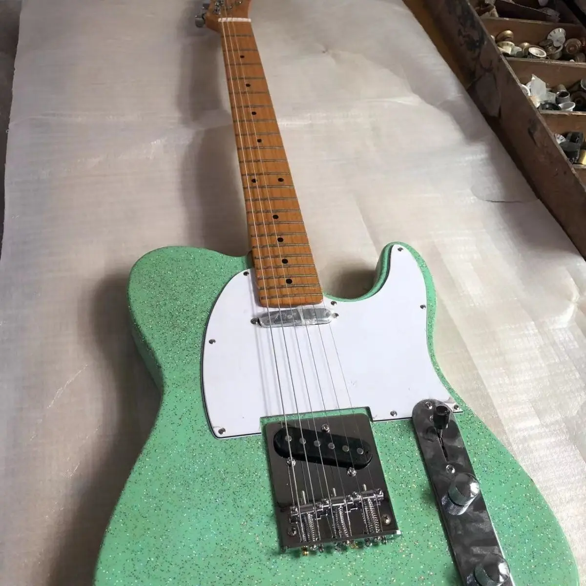 Factory Electric Guitar Silver Powder Green Basswood Body Maple Neck White Guard
Factory Electric Guitar Silver Powder Green Basswood Body Maple Neck White Guard