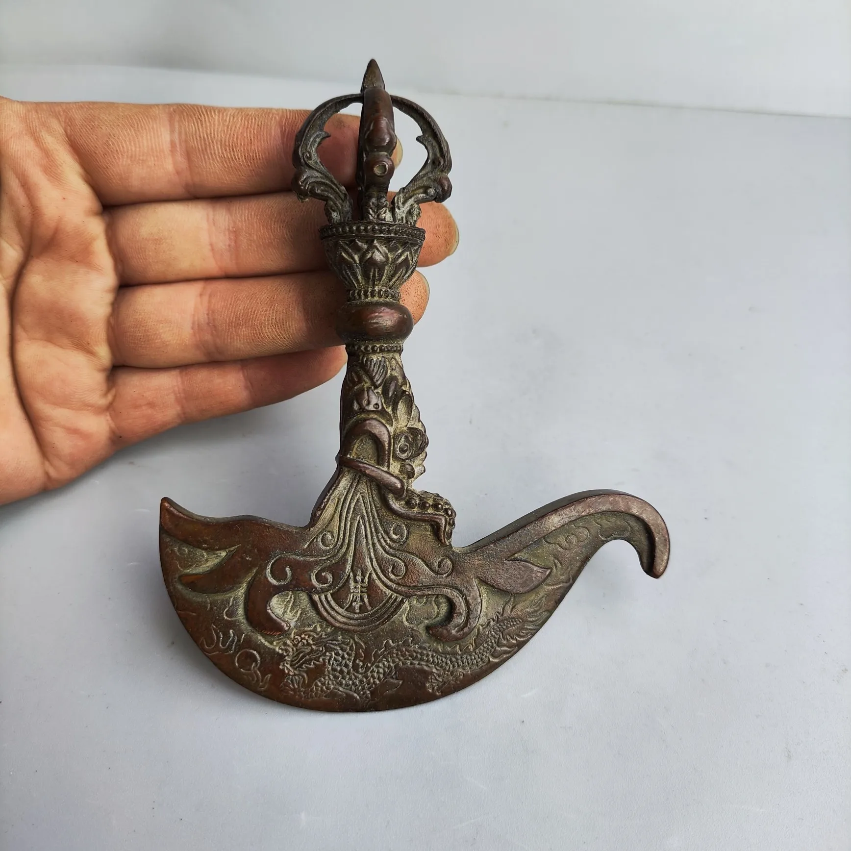 Retro Vajra Pestle Faucet Art Sculpture Religious Instrument Feng Shui Ornament Buddhist Copper Subduing Demon Pestle Ornament
Retro Vajra Pestle Faucet Art Sculpture Religious Instrument Feng Shui Ornament Buddhist Copper Subduing Demon Pestle Ornament