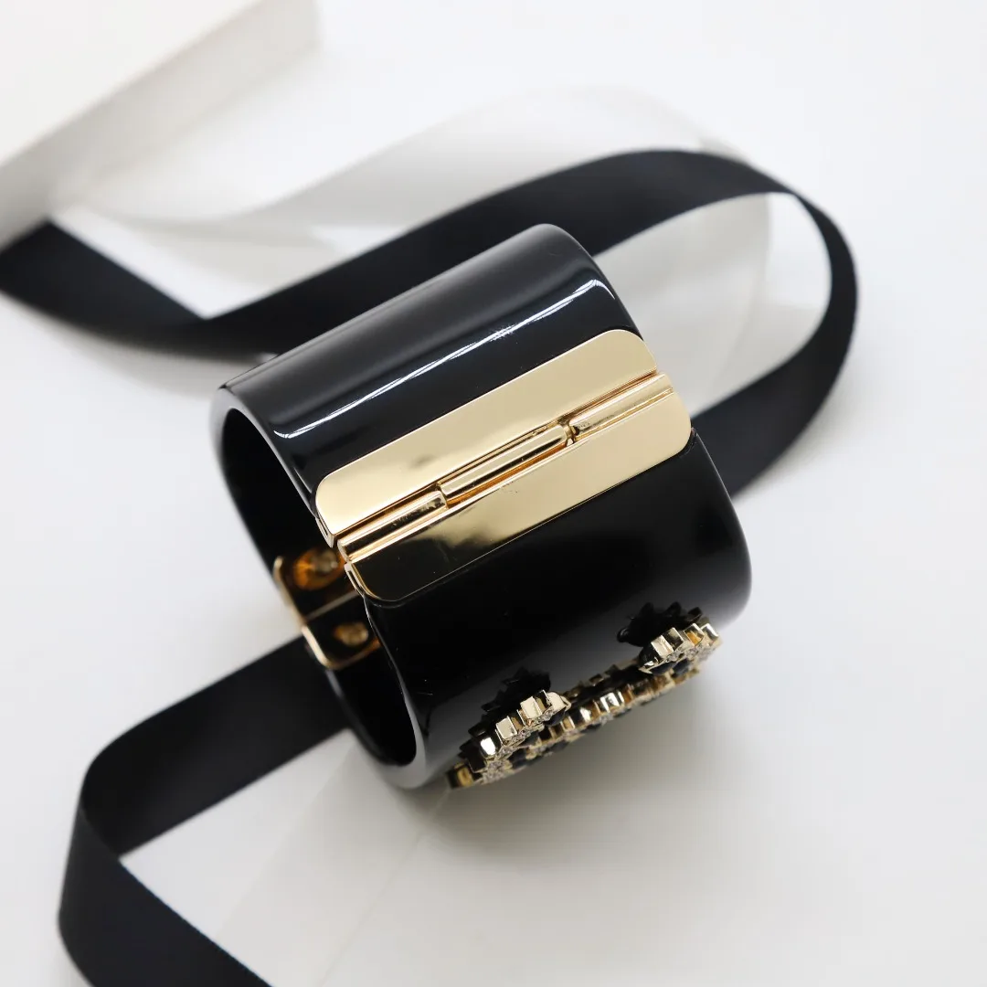 French high quality luxury large area rhinestone bracelet
French high quality luxury large area rhinestone bracelet