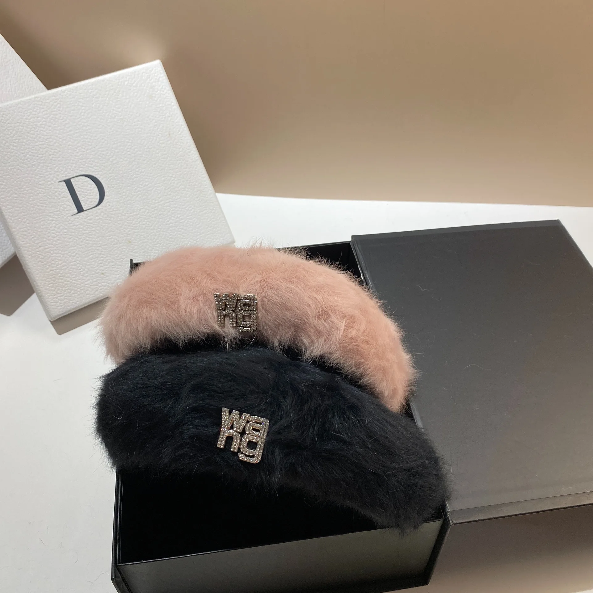 Luxury Rhinestones Logo Rabbit Fur Beret Women Autumn Winter Warm Hat Versatile Girls Artist French Beret Painter Hats
Luxury Rhinestones Logo Rabbit Fur Beret Women Autumn Winter Warm Hat Versatile Girls Artist French Beret Painter Hats