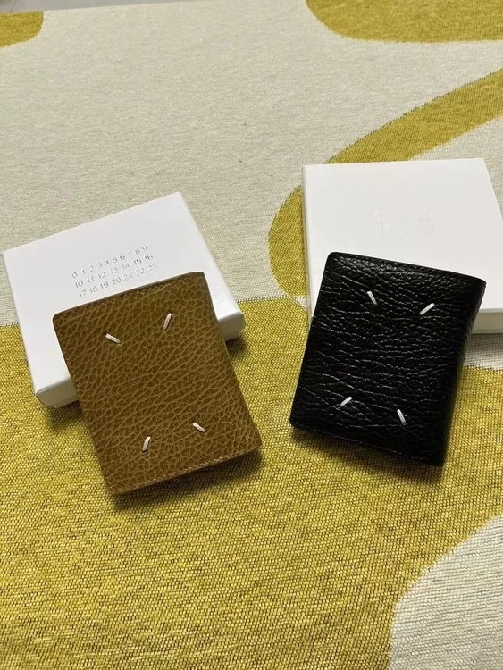 Fashion Classic Trendy Luxury Designer Brown Black Four Corner Stitched Lychee Pattern Leather Wallet Card Bag Clip Men Women
Fashion Classic Trendy Luxury Designer Brown Black Four Corner Stitched Lychee Pattern Leather Wallet Card Bag Clip Men Women