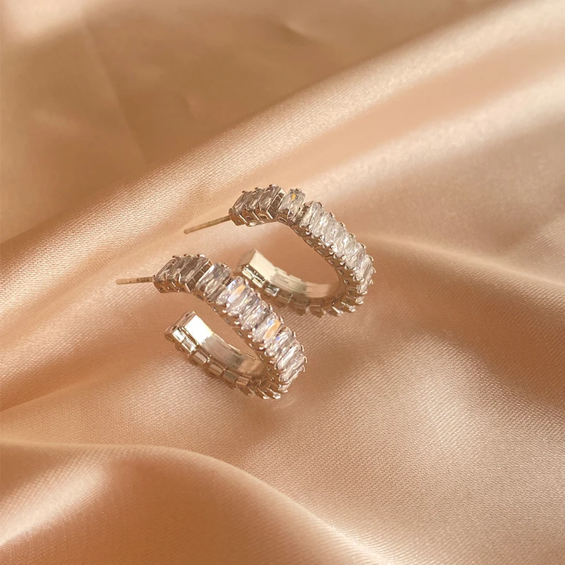 Trend Shiny C Form Earrings for Women Baguette Cubic Zirconia T Stone Hoop Earrings Luxury Jewelry Party Ornaments
Trend Shiny C Form Earrings for Women Baguette Cubic Zirconia T Stone Hoop Earrings Luxury Jewelry Party Ornaments