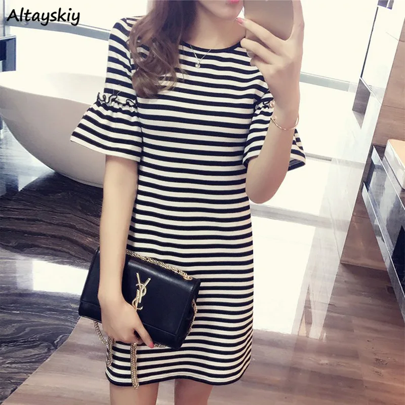 Женское платье в полоску, с рукавом-бабочкой и круглым вырезом
Женское платье в полоску, с рукавом-бабочкой и круглым вырезом