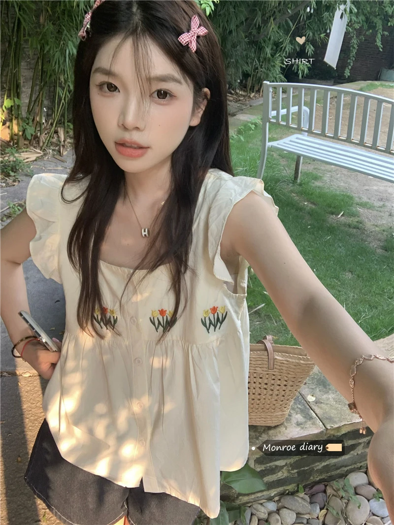 French Ruffle small flying sleeve shirt women's summer floral doll shirt sleeveless outside wearing suspender vest shoulder cut
French Ruffle small flying sleeve shirt women's summer floral doll shirt sleeveless outside wearing suspender vest shoulder cut