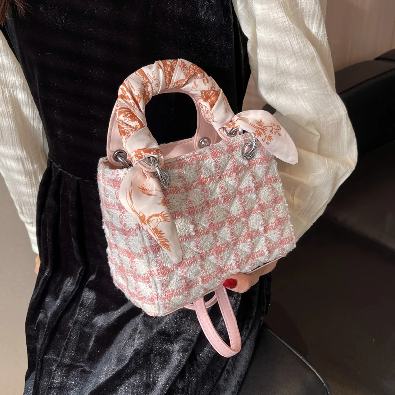 Square Clutch bag with silk scarf wool handbags for women 2023 fashion crossbody bags Warm material elegant women shoulder bags
Square Clutch bag with silk scarf wool handbags for women 2023 fashion crossbody bags Warm material elegant women shoulder bags