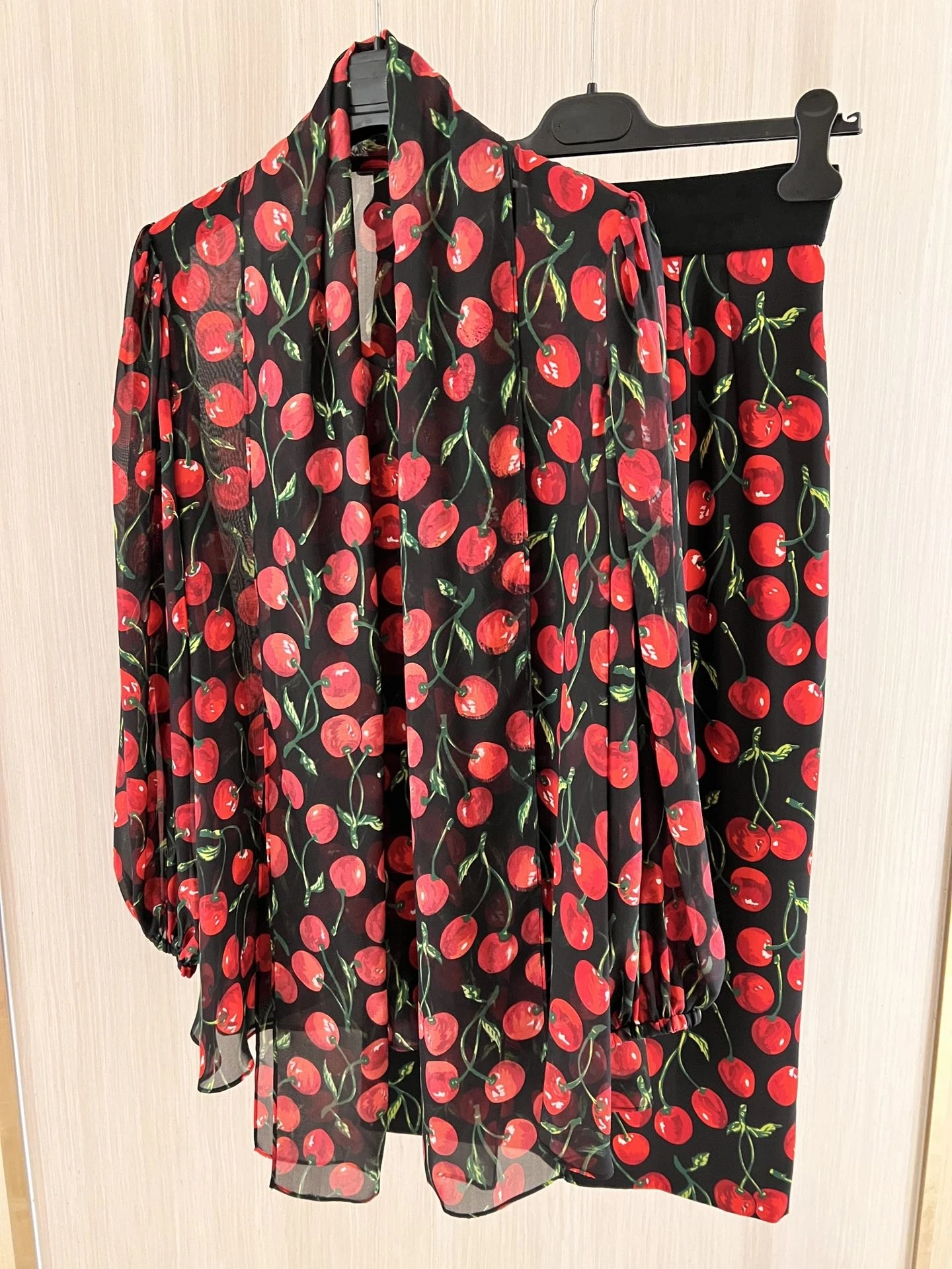 Fashion 2023 early fall women cherry printed silk skirt set bow collar blouses + pencil midi skirt 2 pieces set
Fashion 2023 early fall women cherry printed silk skirt set bow collar blouses + pencil midi skirt 2 pieces set