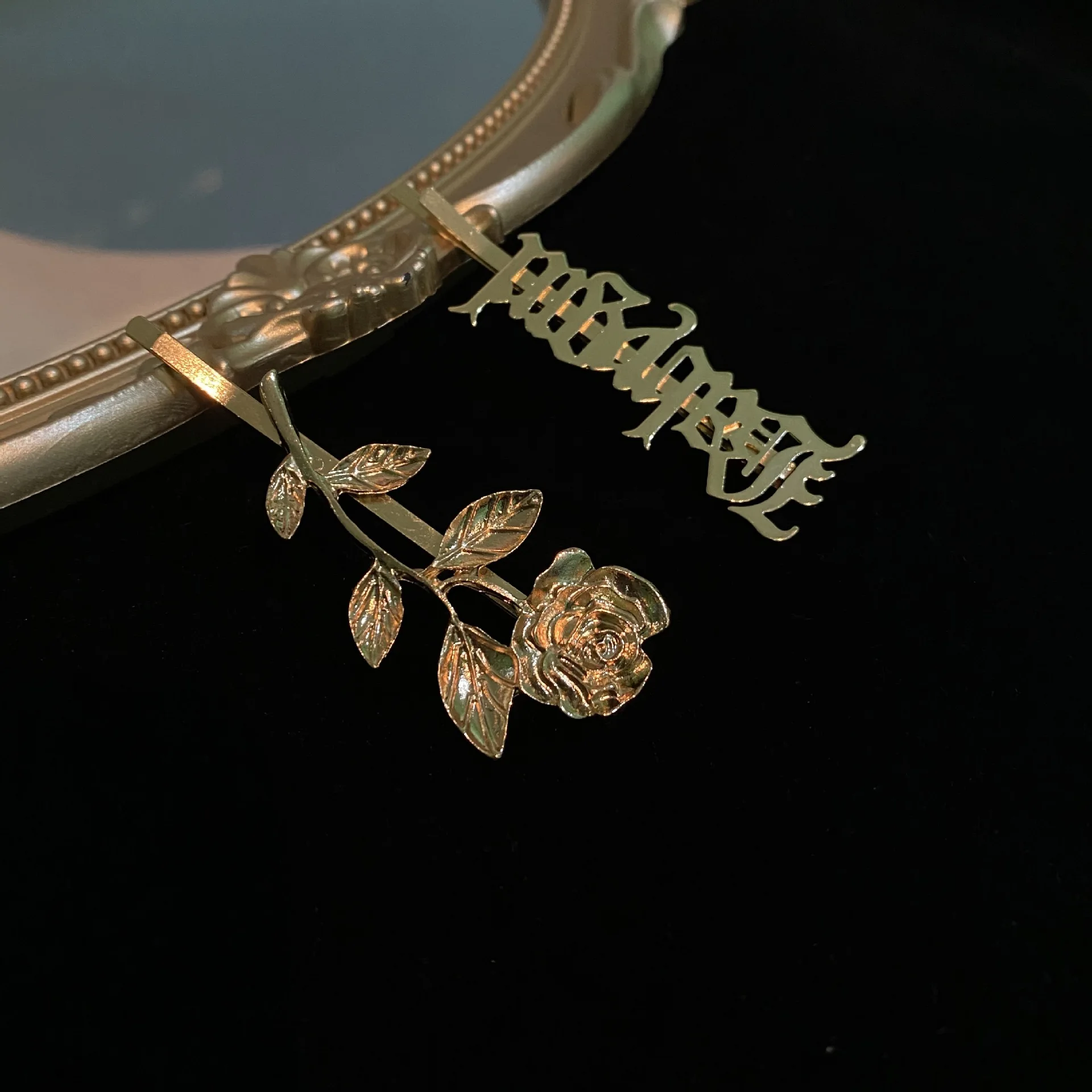 2022 Hairwear Vintage Hair Clip For Women Rose Letter New Golden Girl Fashion Gift Gothic Bangs Clip Personalized Gifts Party
2022 Hairwear Vintage Hair Clip For Women Rose Letter New Golden Girl Fashion Gift Gothic Bangs Clip Personalized Gifts Party