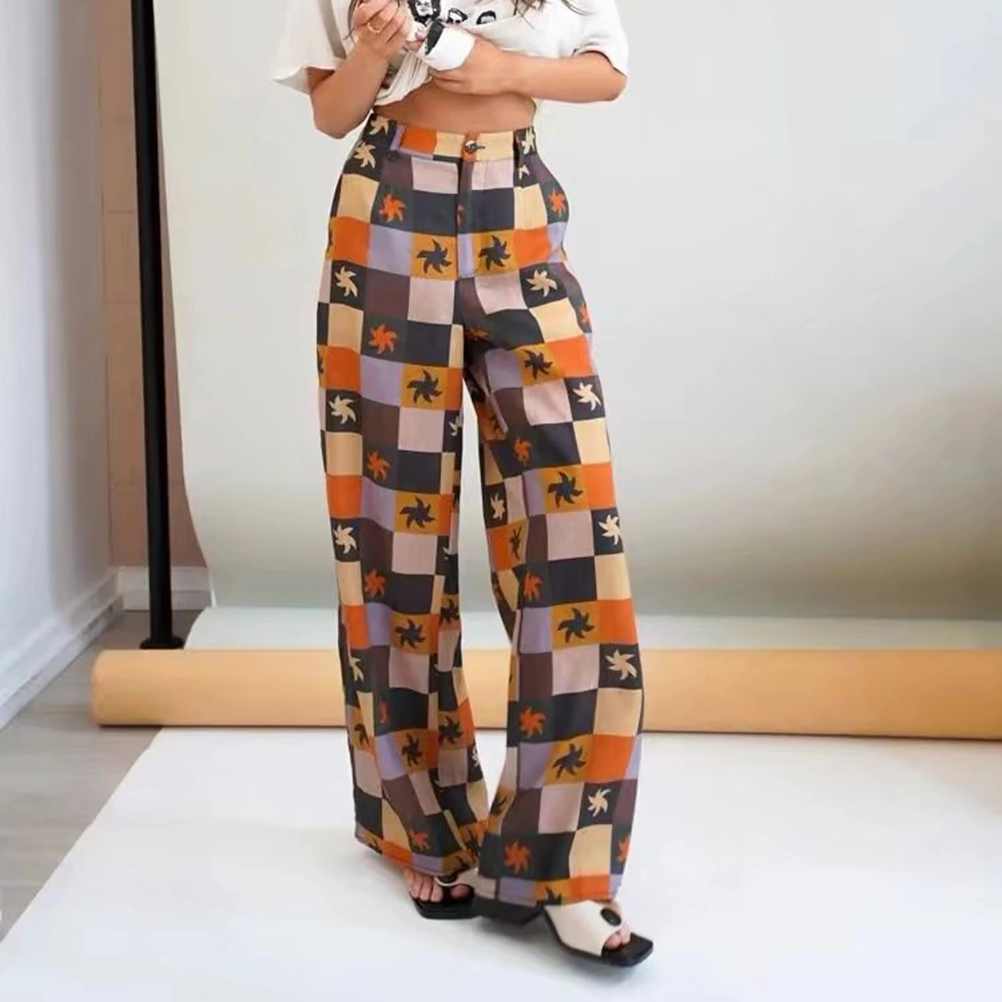 Брюки женские клетчатые широкие с высокой талией и молнией сбоку
Брюки женские клетчатые широкие с высокой талией и молнией сбоку