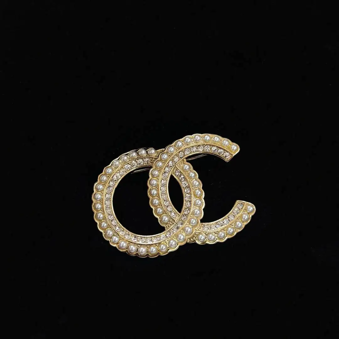 New Fashion Designer CC Brooches for Women Luxury Brand Double C Jewelry Peral Letter O&C Brooches Girl Gift High Quality Party
New Fashion Designer CC Brooches for Women Luxury Brand Double C Jewelry Peral Letter O&C Brooches Girl Gift High Quality Party