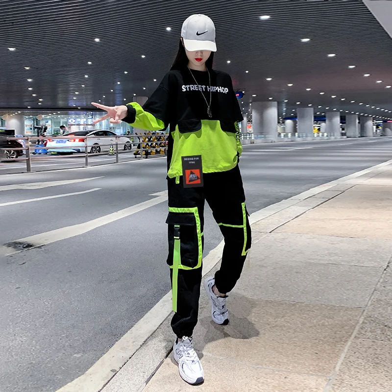 Женский костюм-двойка в стиле хип-хоп
Женский костюм-двойка в стиле хип-хоп