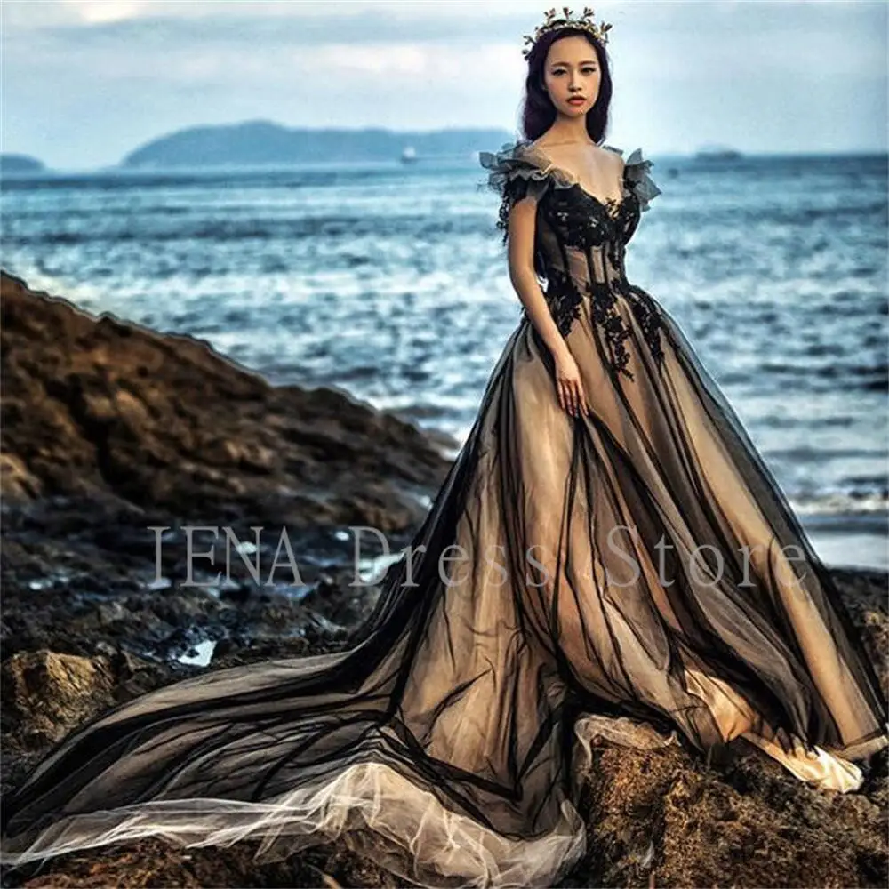 17041#Gothic Black Beach Wedding Dress Champagne Lined Off Shoulder Chapel Train Vintage Bride robe de mariée vestidos de Novia
17041#Gothic Black Beach Wedding Dress Champagne Lined Off Shoulder Chapel Train Vintage Bride robe de mariée vestidos de Novia