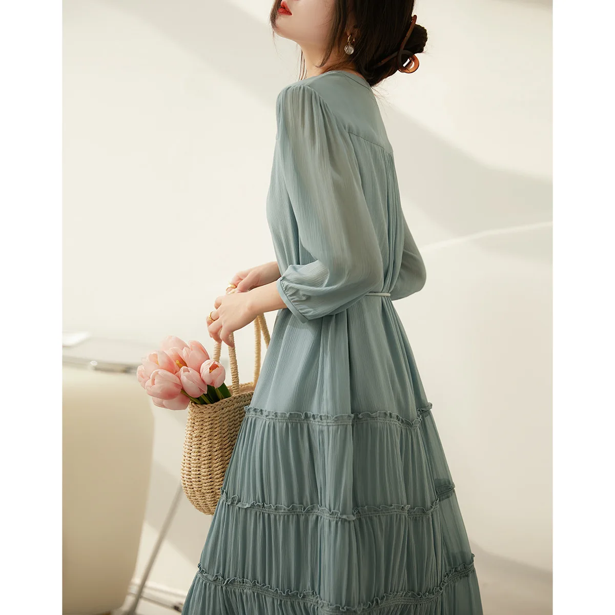 Summer New Elegant and Fairy Dress with High Waist Half-open Collar, Solid Color, Pleated Style.
Summer New Elegant and Fairy Dress with High Waist Half-open Collar, Solid Color, Pleated Style.