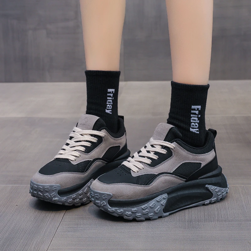 Кроссовки женские спортивные на толстой подошве, дышащие, со шнуровкой 
Кроссовки женские спортивные на толстой подошве, дышащие, со шнуровкой