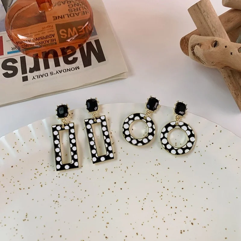 VSnow Ins Style Black White Polka Dot Geometric Square Round Dangle Earring for Women Hollow Rhinestone Metal Earring Jewelry
VSnow Ins Style Black White Polka Dot Geometric Square Round Dangle Earring for Women Hollow Rhinestone Metal Earring Jewelry