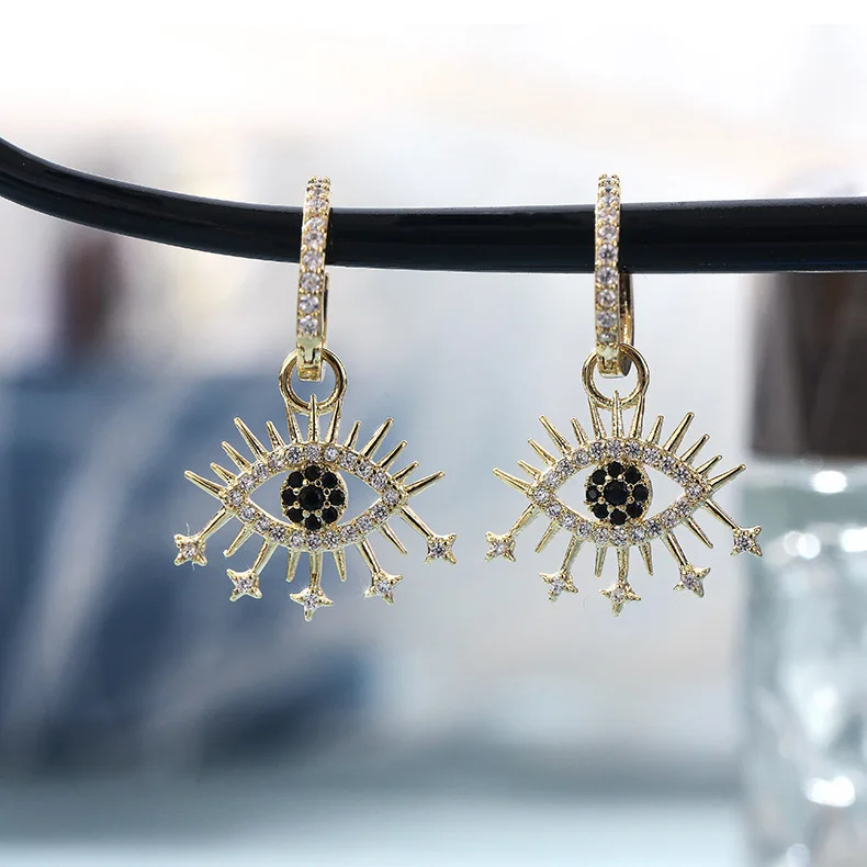European and American Green Luxury Elegant Temperament Devil's Eye Personality Earrings Female Zircon Net Red Popular Earrings
European and American Green Luxury Elegant Temperament Devil's Eye Personality Earrings Female Zircon Net Red Popular Earrings