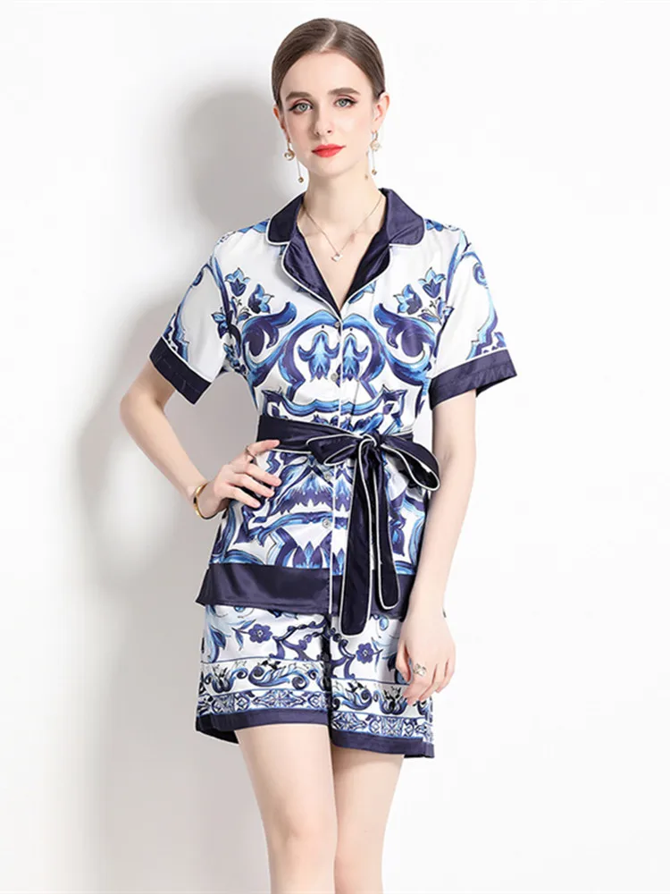 Summer Runway Red Blue And White Porcelain Silk Pajama Two Piece Suits Women's Belt Notched Shirt Top + Wide Leg Shorts Set
Summer Runway Red Blue And White Porcelain Silk Pajama Two Piece Suits Women's Belt Notched Shirt Top + Wide Leg Shorts Set