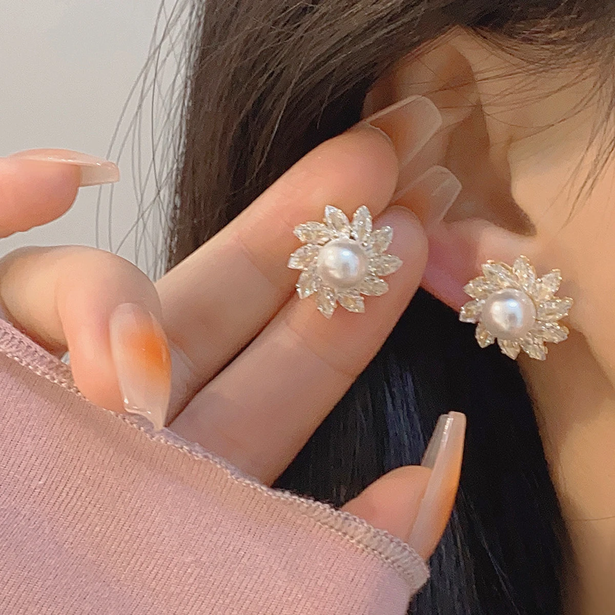 France Spiral Micro Inlaid Shine Zircon Flower Earrings Minimalist Trend Pearl Temperament Earrings Luxury Jewelry Accessoires
France Spiral Micro Inlaid Shine Zircon Flower Earrings Minimalist Trend Pearl Temperament Earrings Luxury Jewelry Accessoires