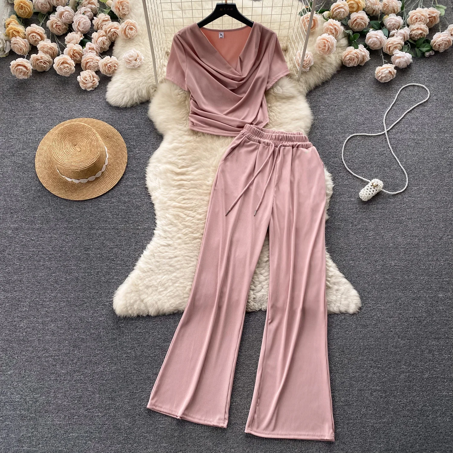 Женские повседневные модные комплекты из двух предметов, летняя плиссированная шикарная футболка, короткий топ и горячие милые широкие брюки со шнуровкой и высокой талией 
Женские повседневные модные комплекты из двух предметов, летняя плиссированная шикарная футболка, короткий топ и горячие милые широкие брюки со шнуровкой и высокой талией