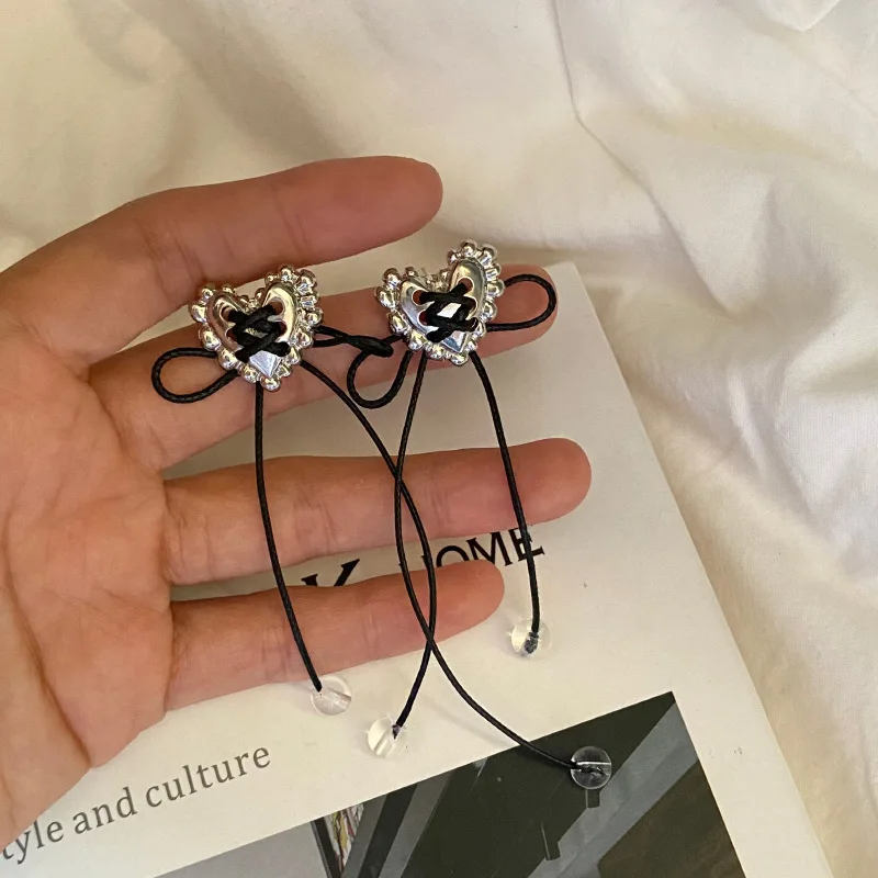 2023 New Metal Peach Heart Silver Needle Earrings Fashion Bow Love Ladies Earrings Silver Color Irregular Earrings Jewelry
2023 New Metal Peach Heart Silver Needle Earrings Fashion Bow Love Ladies Earrings Silver Color Irregular Earrings Jewelry